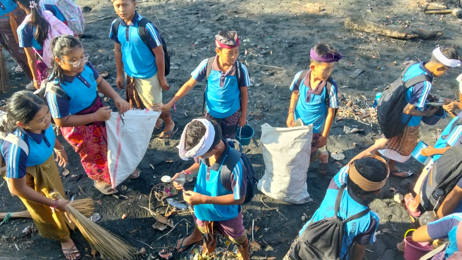 Ngaturang Ayah Mreresik di Pura Luhur Dang Kahyangan Rambut Siwi